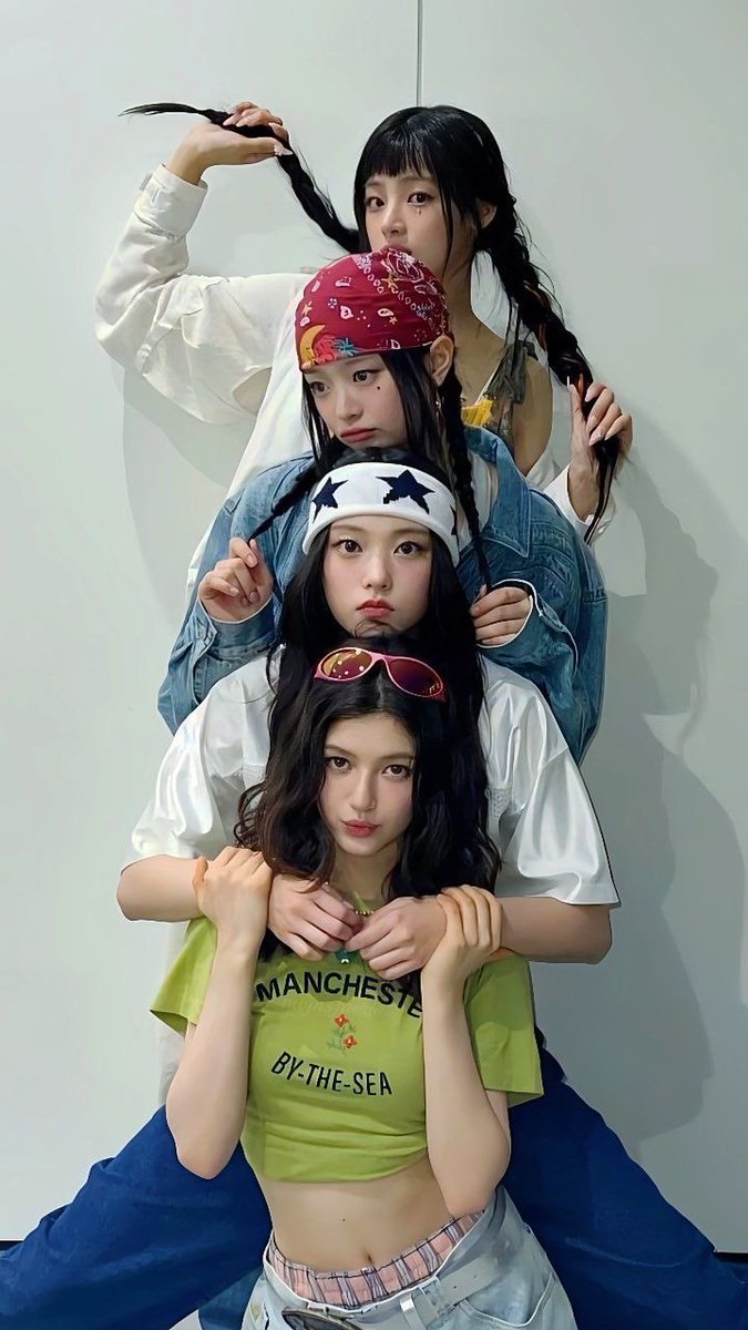 제발 이 사진 한 번만 눌러서 봐주세요 
키티즈 표정 보고 웃느라 강해린 레전드 매너다리 
하고있는 거 한참 나중에야 봄 강해린 어케 버텼냐