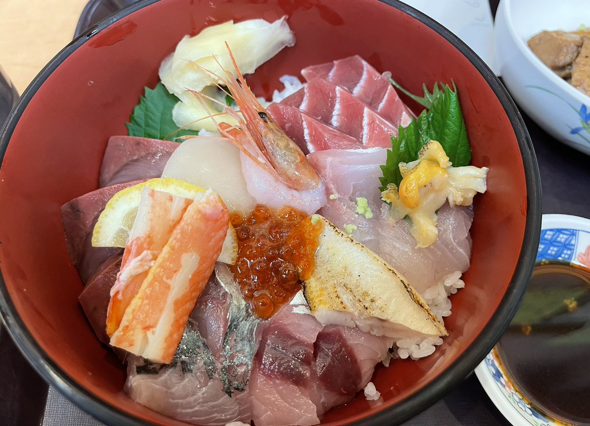 ichiro_matrix's tweet image. ・・
新潟の「海鮮丼」
お勧めたくさんあるけれど
一推しは、、、

『中央食堂』

新潟中央卸売市場の中にあるお店で
海鮮丼の他にも鮮魚メニュー満載です

写真の「特上海鮮丼」は
ノドグロも入った豪華なラインナップと
なんといってもお刺身の厚みが
他店の3倍あって
満足感この上ないうえに…