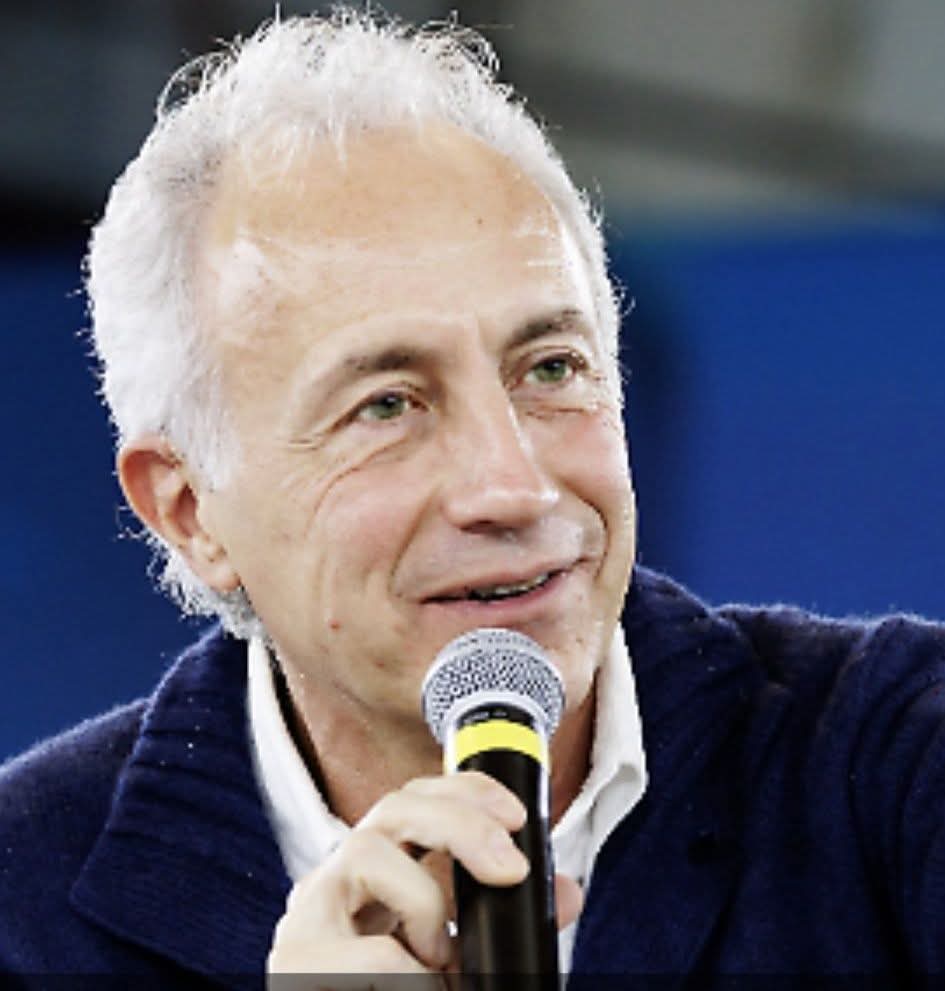 Editoriale di Marco Travaglio
- 17 Agosto 2025

CHE BEI VEDOVI.

Sinceramente affranti perché le due maggiori potenze atomiche del mondo si parlano anziché spararsi, i vedovi di Biden non si danno pace. Pensavano che, dopo aver invitato Putin in Alaska, Trump lo attendesse