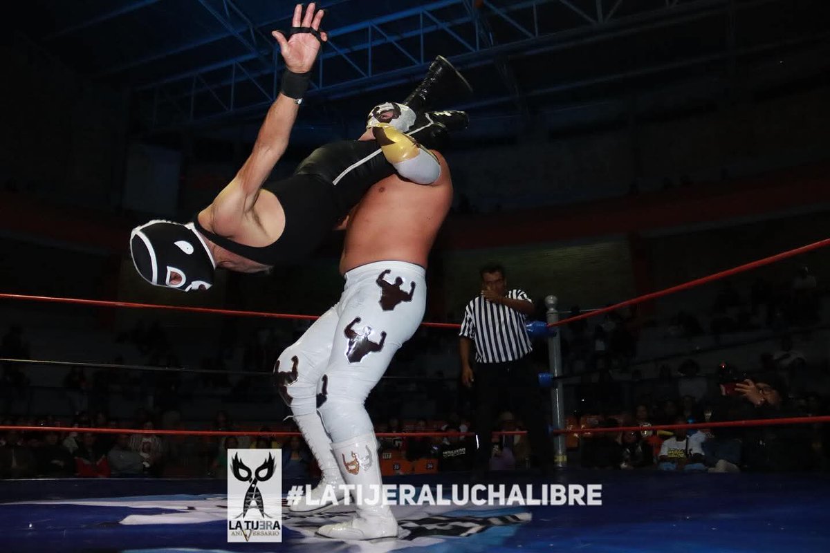 LaTijeraLucha's tweet photo. La lucha especial ve caer ante #LosBrazos por vía de l descalificación cuando #BrazoCelestial, #BrazoCibernetico e #HijoDelBrazo despojaron de su incógnita a #FelinoBoy, que fue bien respaldado por la experiencia de #BlackShadowJr y la fuerza de #Mazambula... https://t.co/Nrf015lxaw