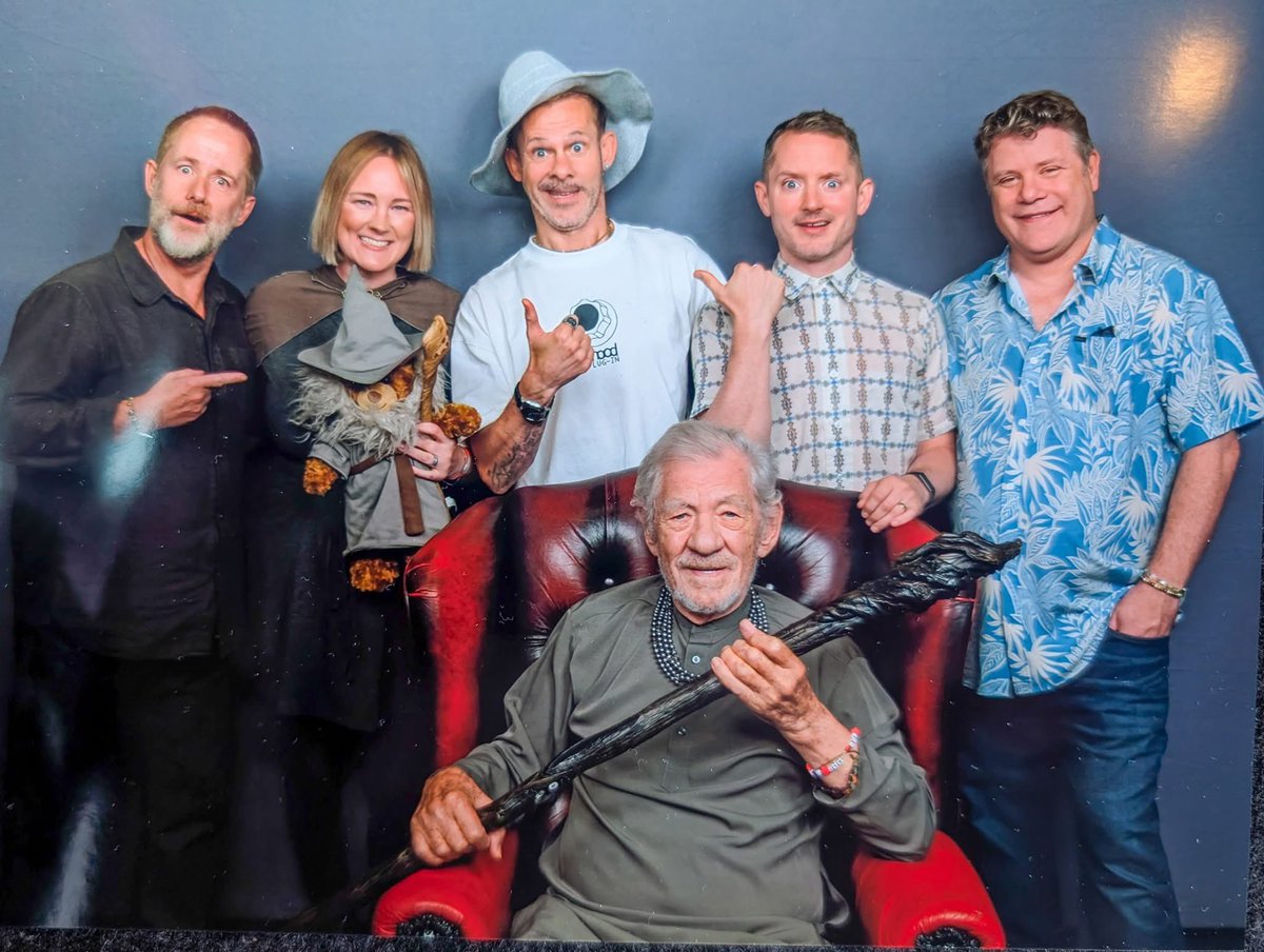 ToIkienverse's tweet photo. LOS HOBBITS SE HAN VUELTO A REUNIR CON GANDALF. 🥹💖 https://t.co/8dVxTqI1N8