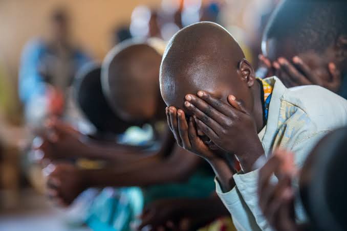 MariaSTsehai's tweet photo. Day 3: SALA YA KUIOMBEA TANZANIA: Ee Mungu Mwenyezi wa milele, Baba wa mataifa yote na wa watu wote, utuangalie kwa macho ya huruma sisi watu wako wa Tanzania, ambao nasi sasa twahesabika kati ya mataifa ya dunia. Kwa baraka
yako uhuru wetu huu usipokonywe, na utuwezeshe kuishi maisha mema zaidi kadiri iwastahilivyo waana wa Mungu.
Tunakuomba nchi yetu iwe ya amani, waliopotea wapatikane na waliotekwa wapate uhuru wao, walioumizwa wapone, na waliouawa wapate uzima wa milele na uovu ukome katika nchi yetu. Tunakuomba ubadilishe nyoyo za watenda maovu na washirika wao katika uovu ili zikuelekee wewe, kwani sisi
tulio wanyonge hatuna uwezo wa kuzibadilisha nyoyo ovu.
Uendelee kututawala na kutuongoza. Daima nchi hii iongozwe na viongozi ambao ni chaguo lako. Waangazie watawala hao, sheria wanazotunga kwa kutufaidia kwa mambo mema ya hapa duniani zipatane na Wewe uliyetuumba kwa ajili yako. Wajalie watu wetu wote paji lako la Imani. Tukiwa Mahujaji wa Matumaini, tuthibitishe tusishindwe kupambana na maovu yawezayo kutufikia
kutoka nje au ndani, tupe hekima ya kutafuta ukweli katika mambo yote, na kuishi kwa uaminifu katika amri zako. Ee
Mwenyezi Mungu, uongozi wa kweli unatoka kwako, tunakuomba ujalie wale watakaosimamia na kuiishi Demokrasia ya kweli, Haki na Amani katika nchi yetu ili haki ituletee Amani ya kudumu. Washa nyoyo zetu na mapendo yako ya kimungu yatakayotuwezesha kushinda utengano, ushindani, na chuki ya ukabila au utaifa, na tuunganishe wote katika muungano wa kidugu utakaotuwezesha, kwa msaada wa neema yako, kutufanya tuwe umoja katika Wewe Baba wa wote. Tunaomba hayo kwa njia ya Kristo Bwana wetu. Amina.

Bikira Maria Mtakatifu Mkingiwa dhambi ya asili. Utuombee.
Atukuzwe Baba.... Amina.
