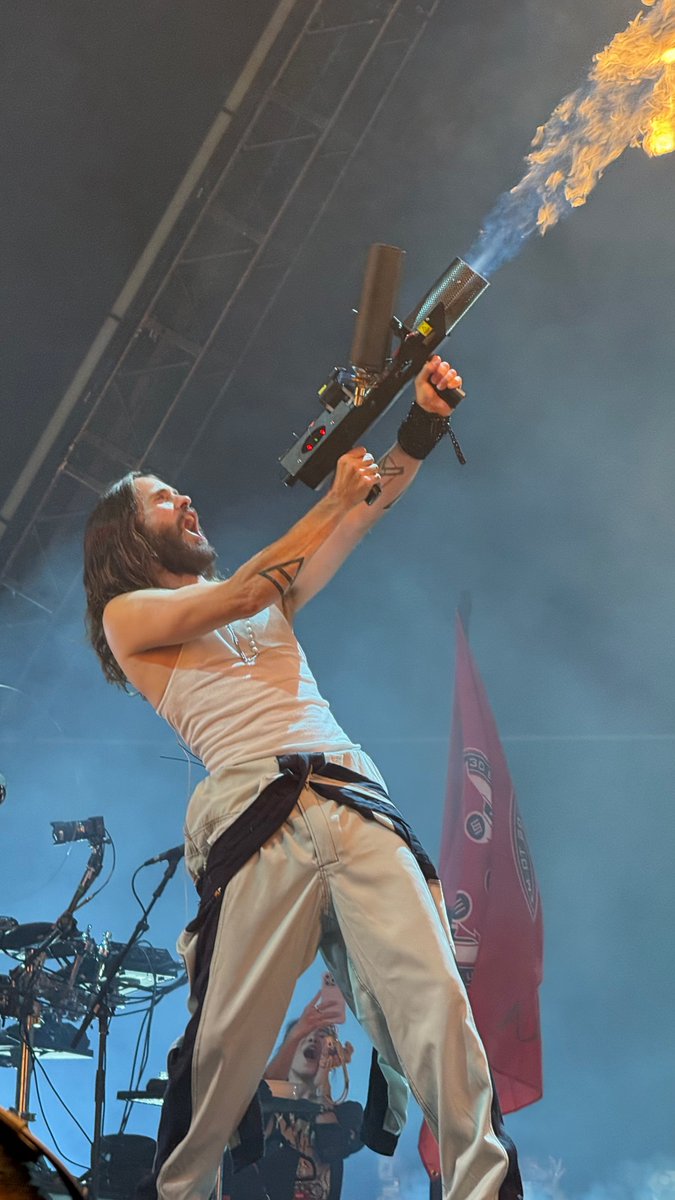 MarsMadMichelle's tweet photo. His favourite toy 🔥🔥🔥 #JaredLeto #30secondstomars #ABL20
📸 Jennastrutt on IG https://t.co/5Je82iMwCb