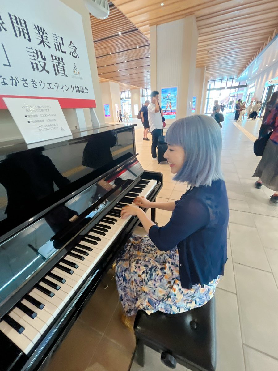 長崎駅のストリートピアノ 妹子と通りがかったのでちょびっとだけ 弾き語って帰りました🎹 木の天井に響く音が心地よいのよね☺︎🌳 #ストリート ...
