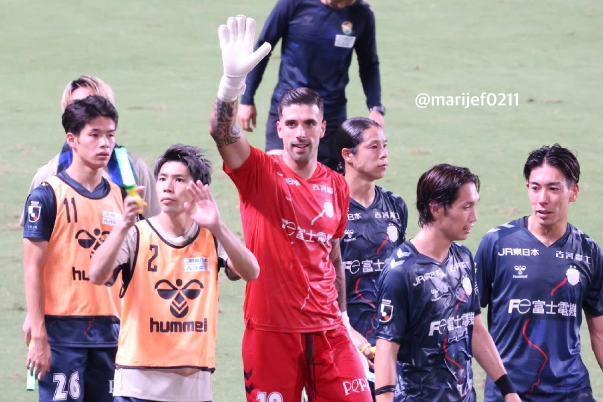 今、ジェフが2位でいられるのはスアレス選手のお陰と言っても過言ではない。
ピンチの場面でもゴールさせない守り。毎回興奮！
遠目からの風貌が、ユースGKコーチの櫛野さんに被って見えてしまう時がある。
頼もしい守護神に助けられて勝ち進むのみ♪
2025.8.16
#jefunited
#ジェフ千葉 
#ホセスアレス