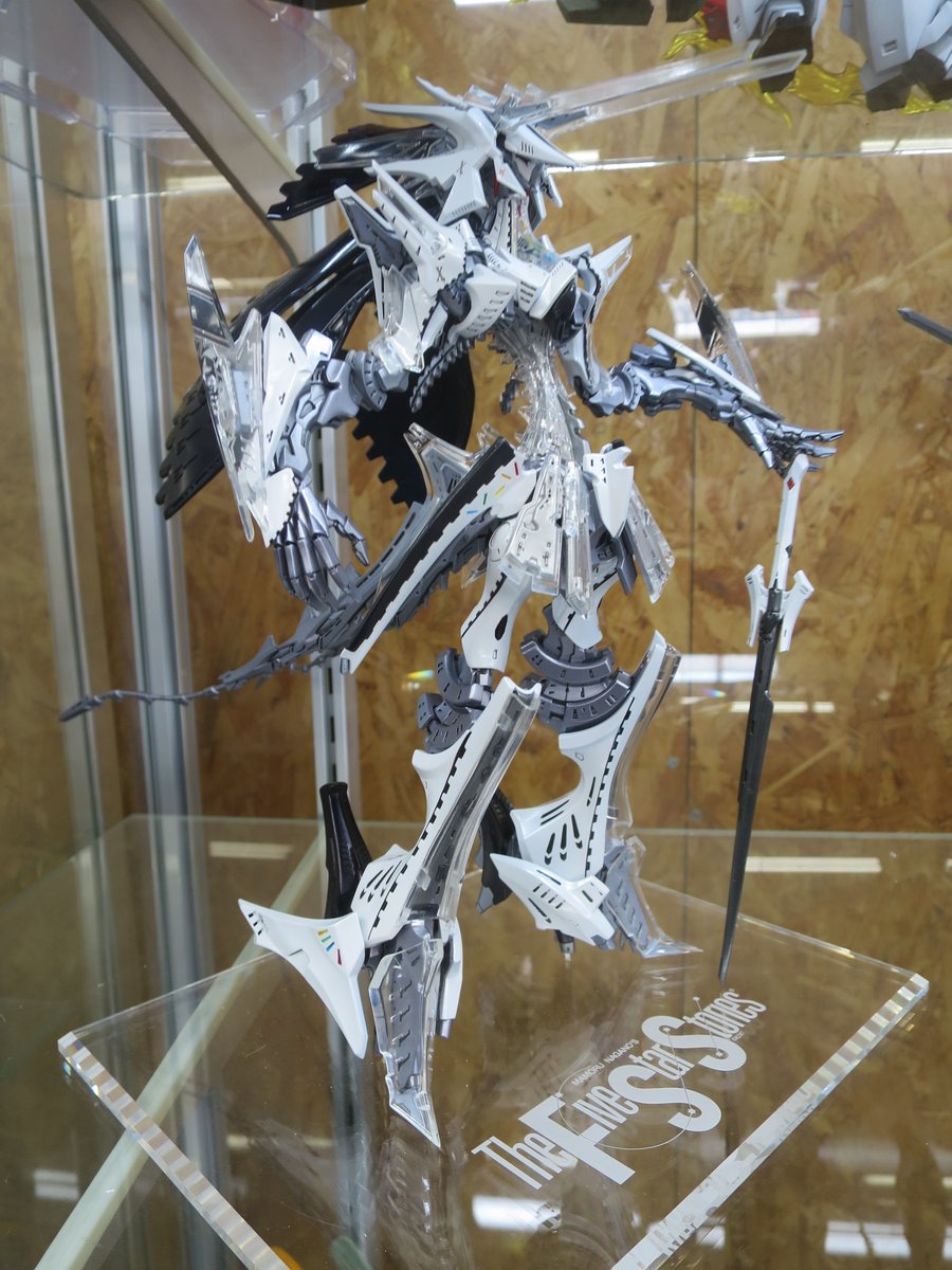 作例展示追加です。
HSGK 1/100 ツァラトウストラ・アプターブリンガー
クリアレジンパーツのクリア塗装処理が見事で美しい透明を再現できてます。
クリアパーツの塗装という難しい技法のお手本になりそう。