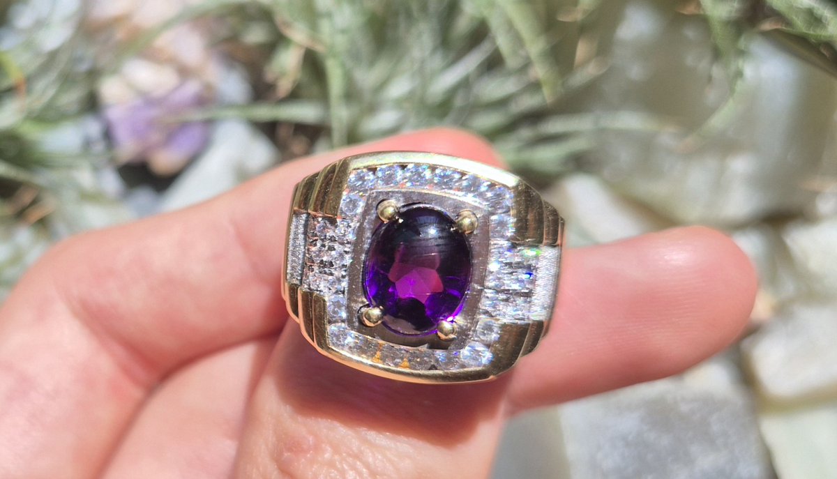 큐빅 장식이 화려하게 들어간 옛날 언양 자수정 
남자용 반지
(18k금)