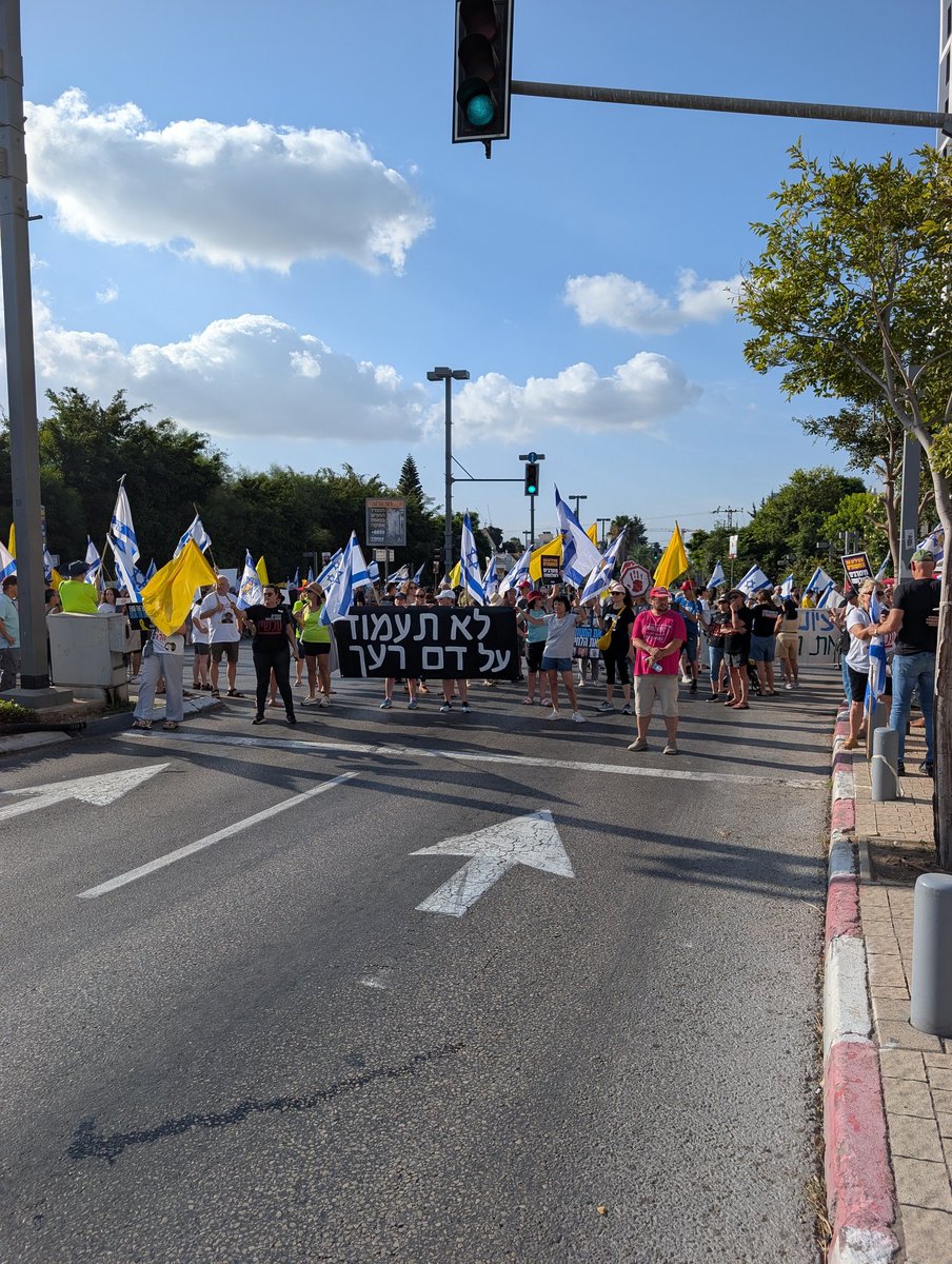 אם אתם לא שובתים, אם אתם חייבים ללכת לעבודה, לפחות אל תקנו היום שום דבר. זה המינימום סולידריות שאתם מתבקשים להראות לאזרחי המדינה שלכם
