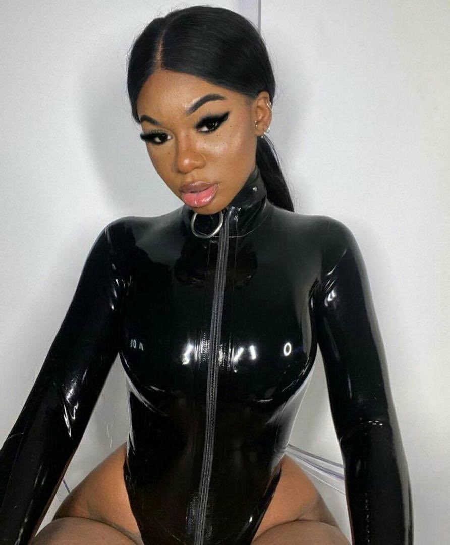 Black latex queen 
Every simp’s dream 😈🤭