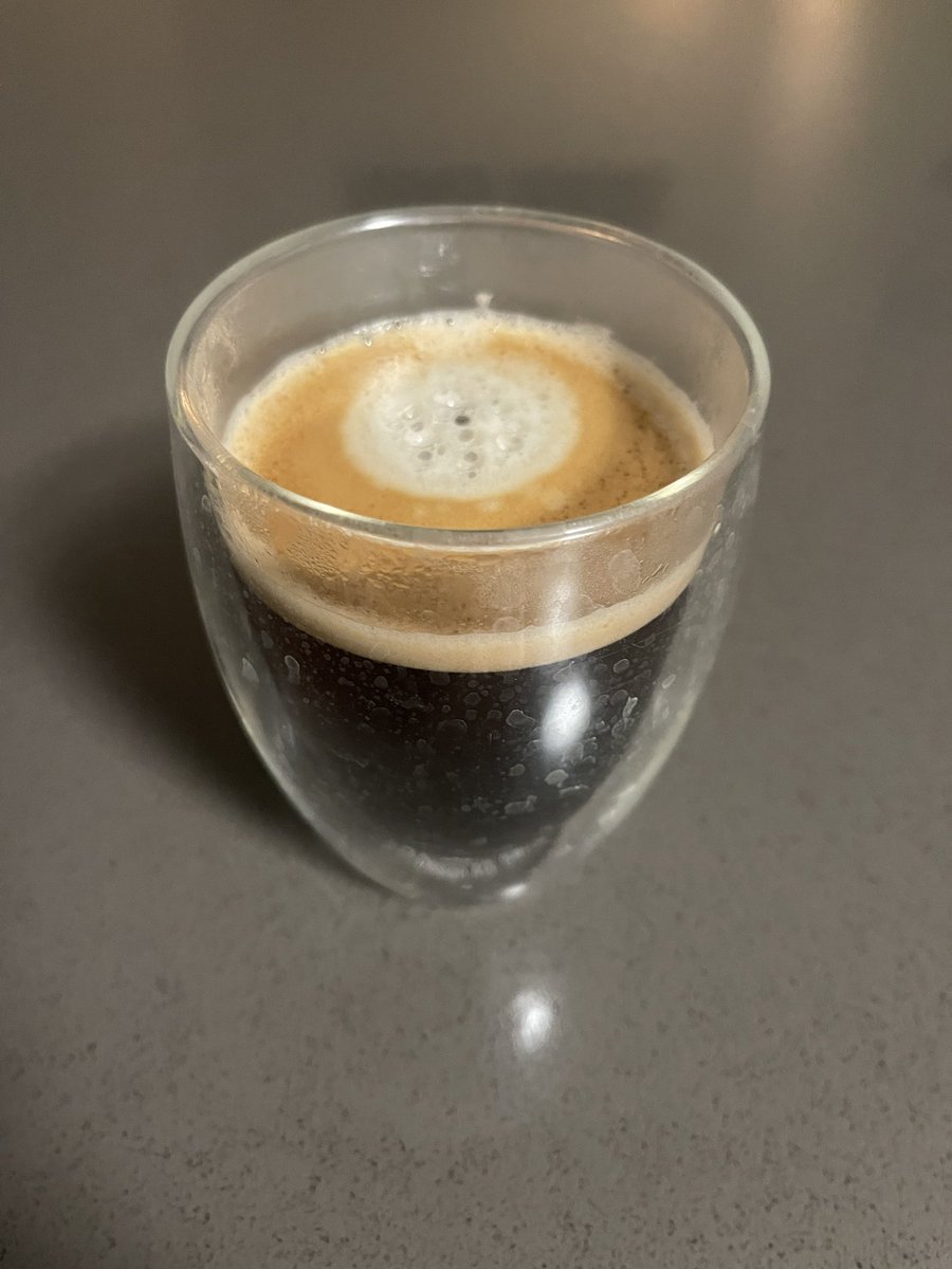 이 시각 #Nespresso 
Coffee 한 잔.
10:23 pm.