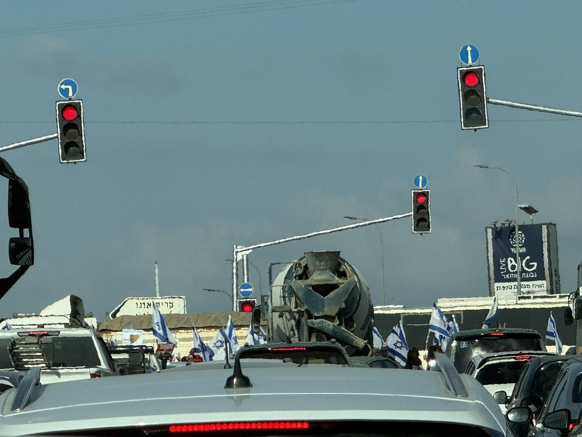 יושב לי וחושב לי
בדרכי לשיקום בשיבא (נכה צה״ל) שרוצה להשתקם נתקע בפקק קרוב לשעה עד שעשיתי טלפון פמוקד 100 של <a href="/IL_police/">משטרת ישראל</a> ששלחה תיגבור והצליחה לחלץ אותי בדרך לא דרך, מה אני אומר, לידי היה רכב עם חולה מונשם גם בדרך לשיבא שגם אוו היי ו צריכים לסייע שיחולץ וזה לא שאהי יכול הרבה לעשות