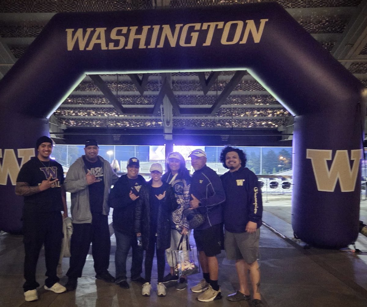 Beautiful evening! Let’s GO Washington Huskies 💜 ☔️⁦<a href="/lsagapolu77/">Logan Sagapolu</a>⁩