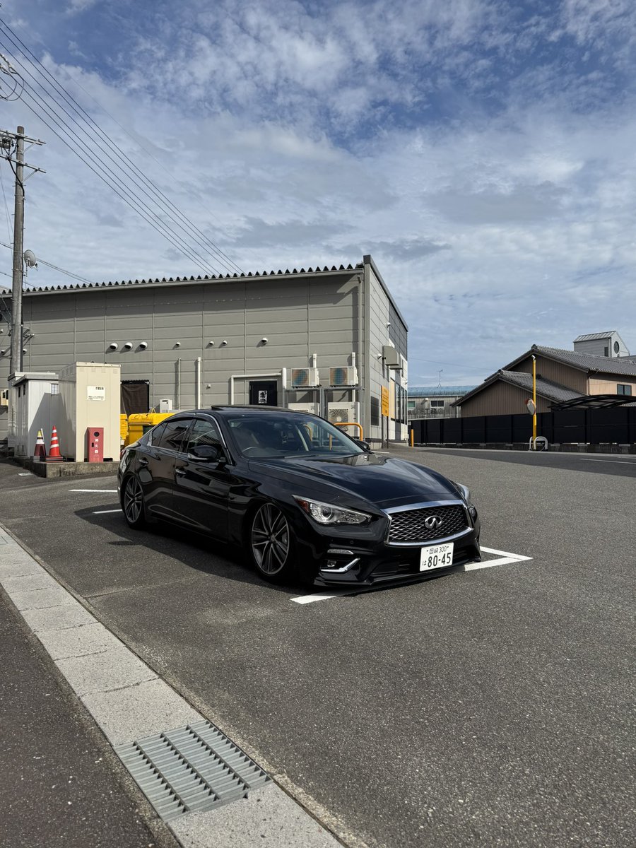 50_ymt___o's tweet photo. 2017年式hv37スカイライン前期350gt
エアフォースエアサス
サンルーフ
フロントバンパーのみ中期typeP
走行74,000km
クルコン
boseサウンド
usヘッド

エアサスは付けてから3,000km

不具合
バンパーのみ変えてセンサー前期のままなのでピーピーなるのでセンサー切ってます

200万

 #車売ります https://t.co/wNt3xTwrZ5