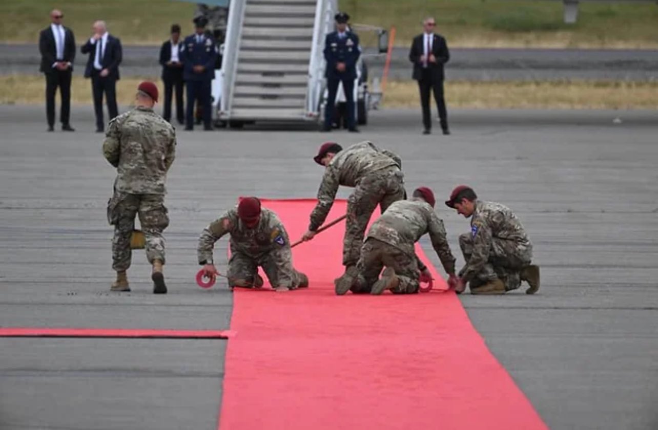 JointheDots on X GovPressOffice This image of the US soldiers on their  knees rolling out the red carpet for Vladimir Putin will go down as one of  the most shocking and shameful