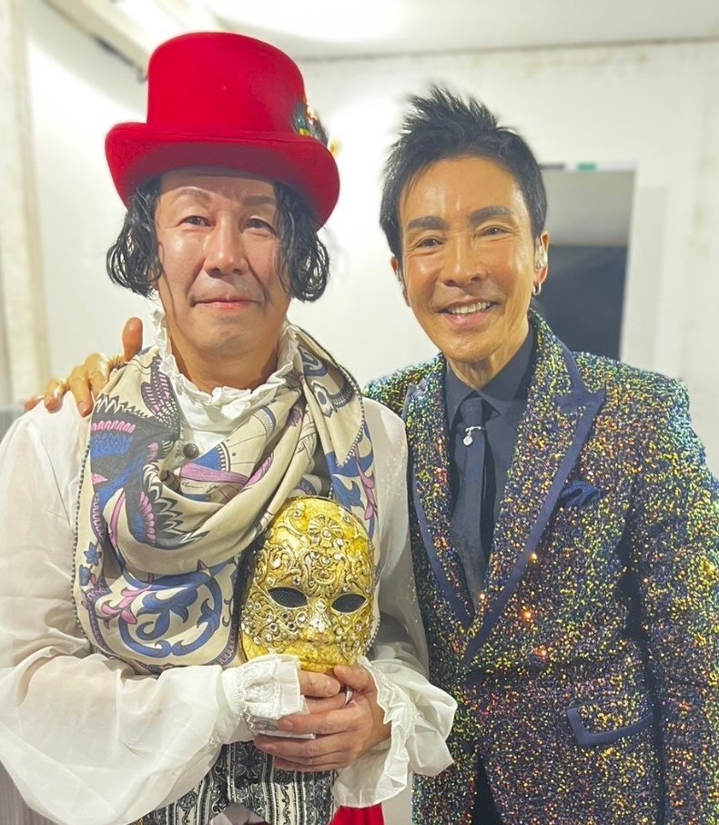 今から20年以上前にストリートパフォーマンス界で人形振りと銘打って活動を始めた第一人者。その洗練された表現は社会現象となった人気番組ほこ×たてにて紹介され〝動かない芸〟として世間に知れ渡る。最近では郷ひろみさんの舞台でオープニングソロアクトを務める等新しい技術で業界を牽引している。