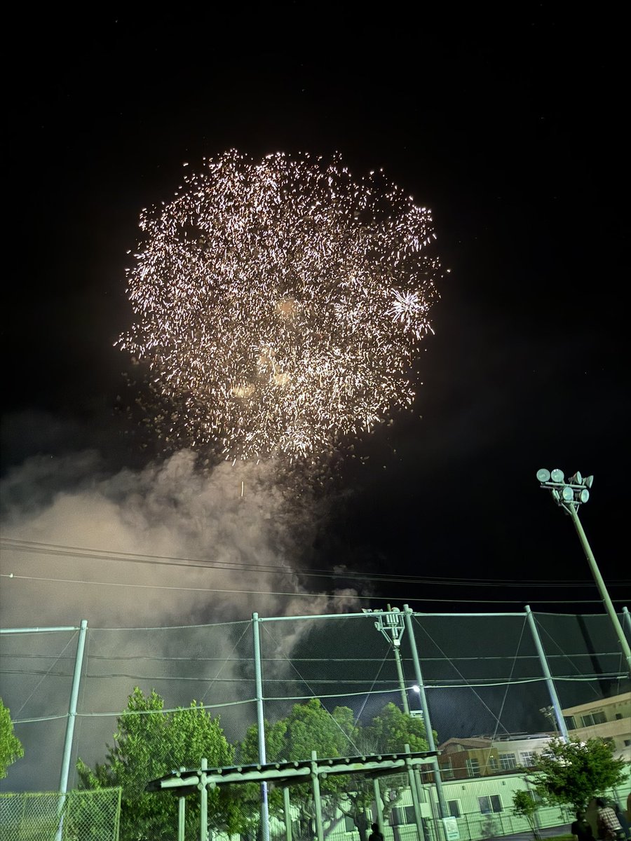 終戦記念日、くか夢花火〜其の壱
暑(熱)く、濃く素晴らしい夏の思い出。
暮れゆく空、マジックアワーに包まれて歌う至福。演奏が始まると堪らずかけだして踊り出す可愛い小さなお客さん達♡
ゆったり揺れながら、音楽が満ちてゆきました☺️INORI、大切な人達を感じながら歌ったよ。(📷©︎CHIEサンより)