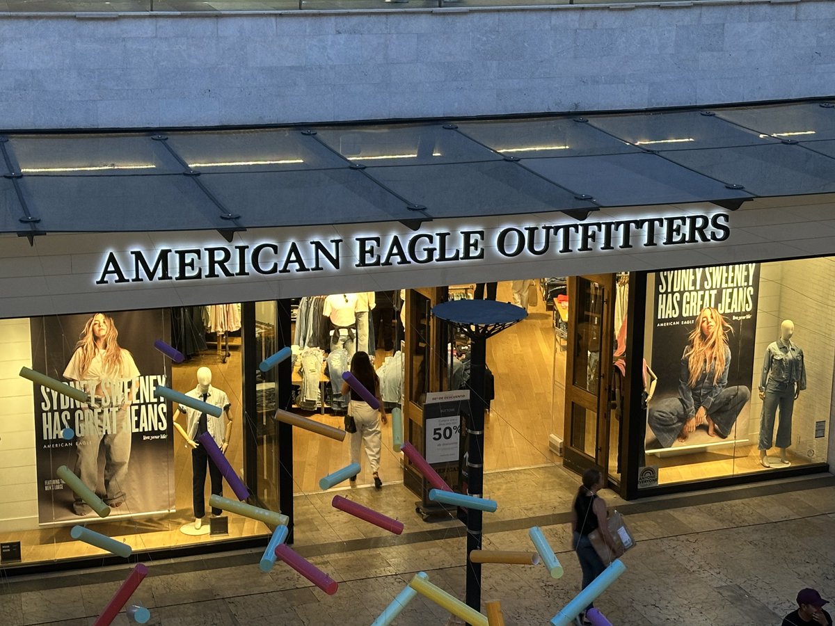 Sydney Sweeney made it to Mexico $AEO