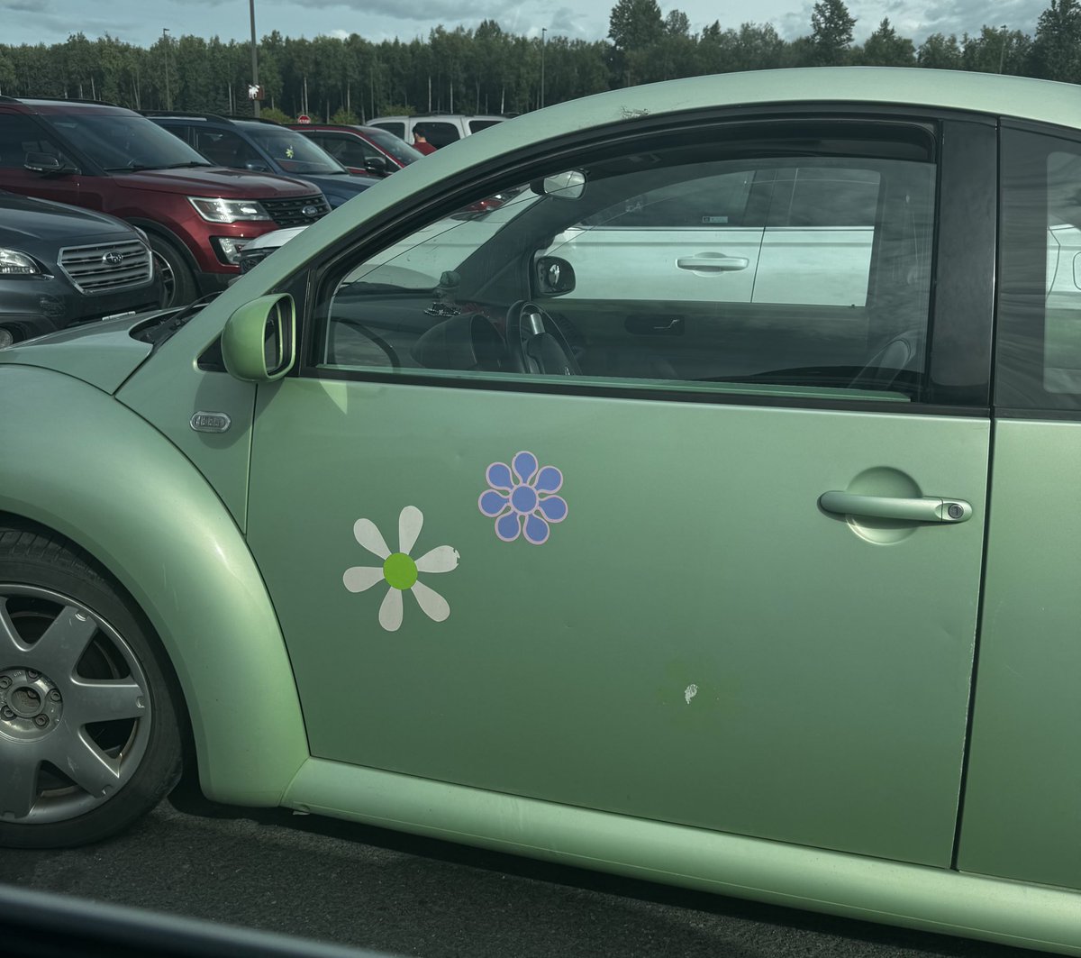 evergreenqveen's tweet image. I took a photo of this car bc I thought it was adorable, and when I got back to my car after shopping I found out its owner was an old man wearing a fishing hat 😭