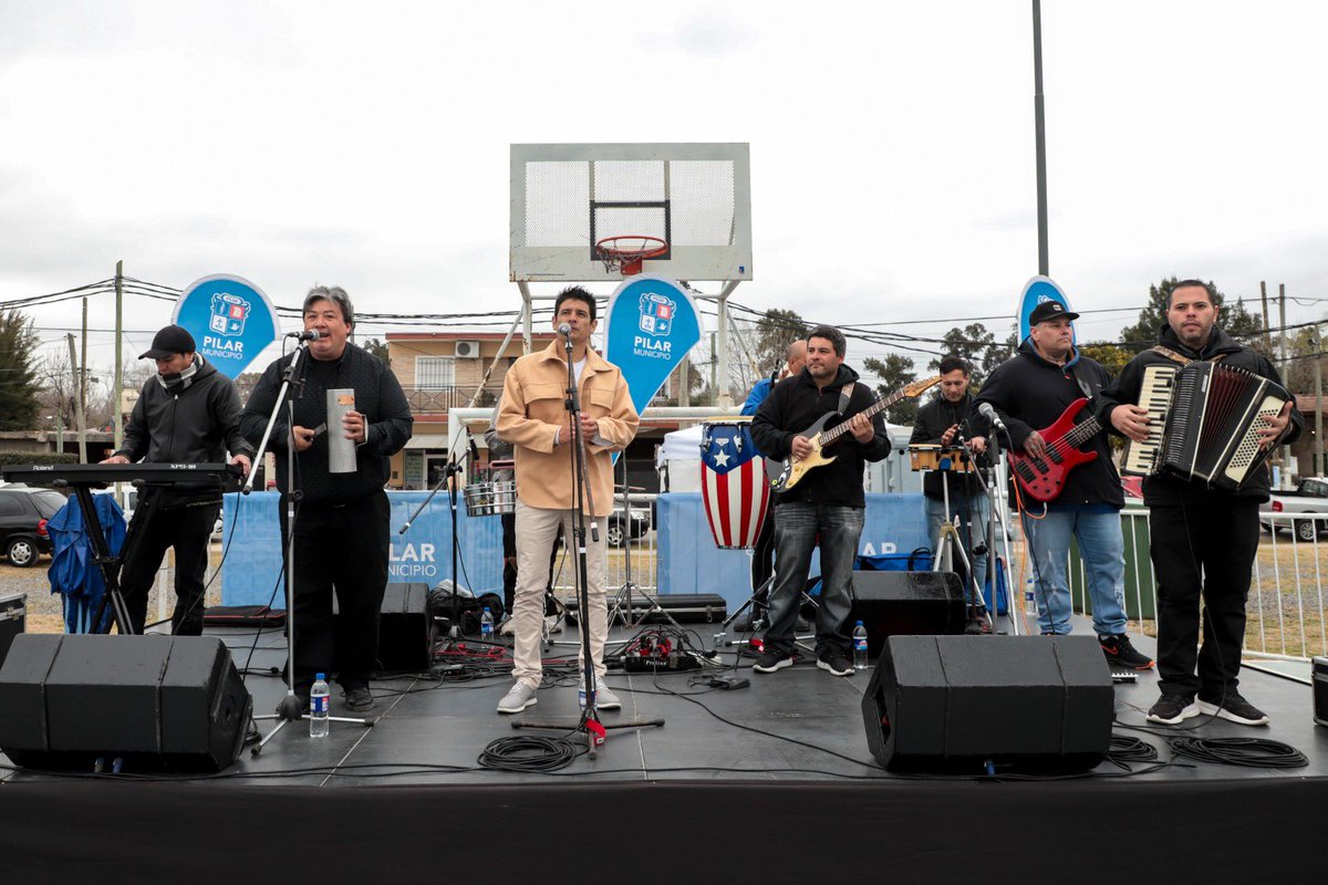 MunicipioPilar's tweet photo. 🎶¡Tardecitas Culturales en #LosTilos!
🛝🫶La Plaza Las Calandrias es uno de los tantos espacios públicos que recuperamos para que las familias vecinas puedan encontrarse y disfrutar.
Hoy, allí compartimos una tarde de música juegos y actividades para todas las edades ✨ https://t.co/rUvppULZ4j