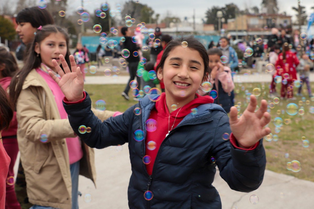 MunicipioPilar's tweet photo. 🎶¡Tardecitas Culturales en #LosTilos!
🛝🫶La Plaza Las Calandrias es uno de los tantos espacios públicos que recuperamos para que las familias vecinas puedan encontrarse y disfrutar.
Hoy, allí compartimos una tarde de música juegos y actividades para todas las edades ✨ https://t.co/rUvppULZ4j