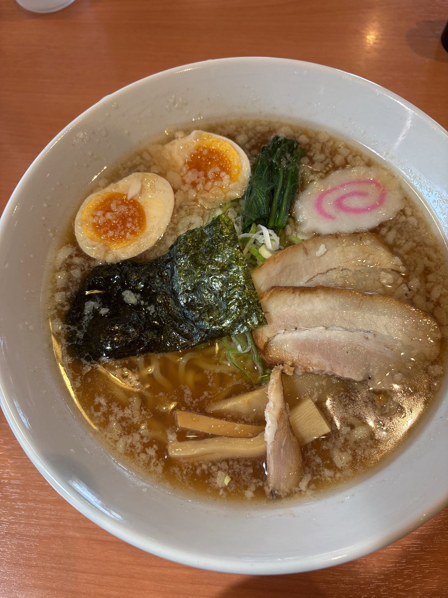 東根市【幸楽苑】背脂中華そばTP味玉。
日曜日は朝9時からやってると知り、行きました。
正直なところ、私は細目の麺はあまり好まないのですが、ここの麺だけは不思議と好きです😁スープも香りが良く、食欲を引き立てます🤤
値段も安いのに、このクオリティは凄い！