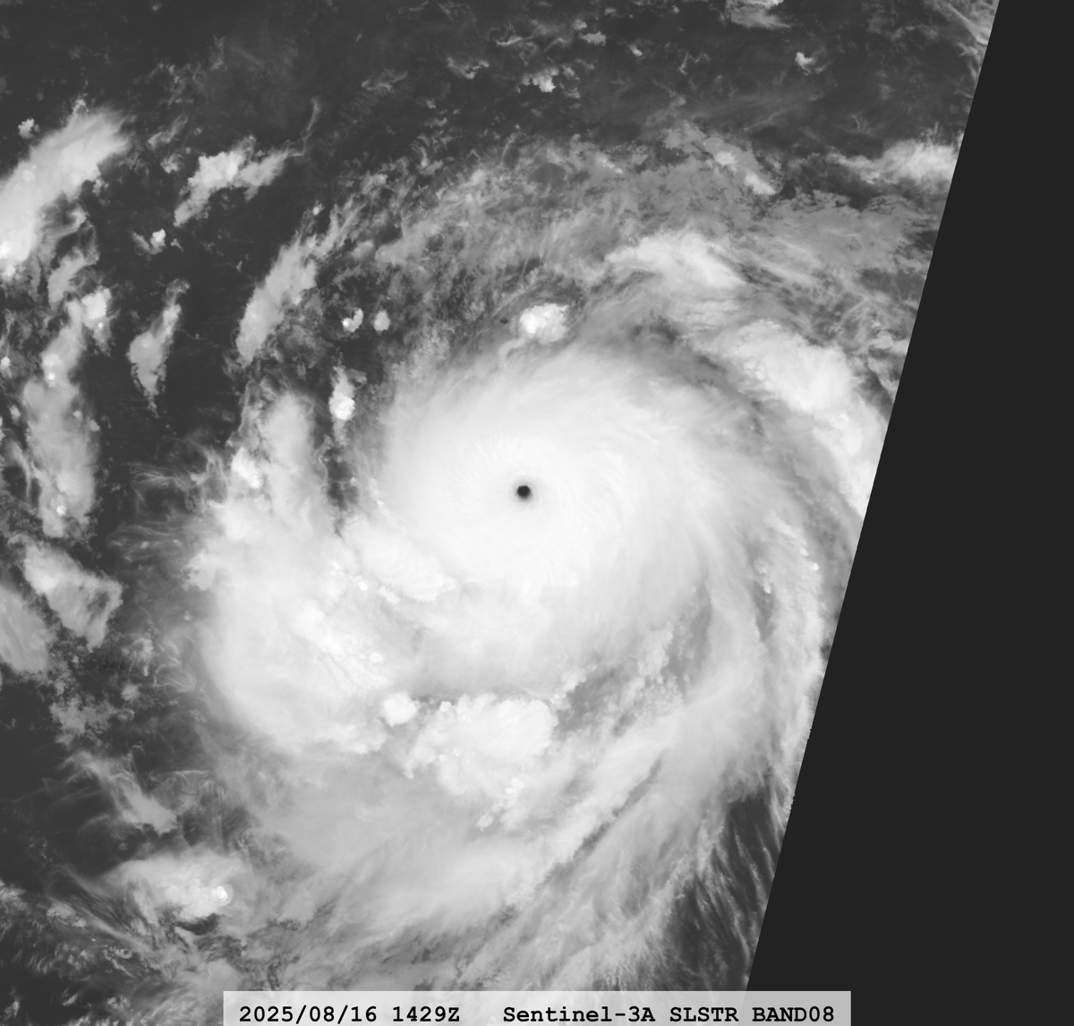 zeb199818's tweet photo. #05L Hurricane #ERIN
Satellite: #Sentinel3A #SLSTR
Channel :
#SLSTR S8 (10.854 µm) 1-km
Time : 2025/08/16 1429Z
Eye Temp : 25.68 °C
Data Source : Copernicus L1B
CPA : ~200 km https://t.co/AIMf6kq8nV