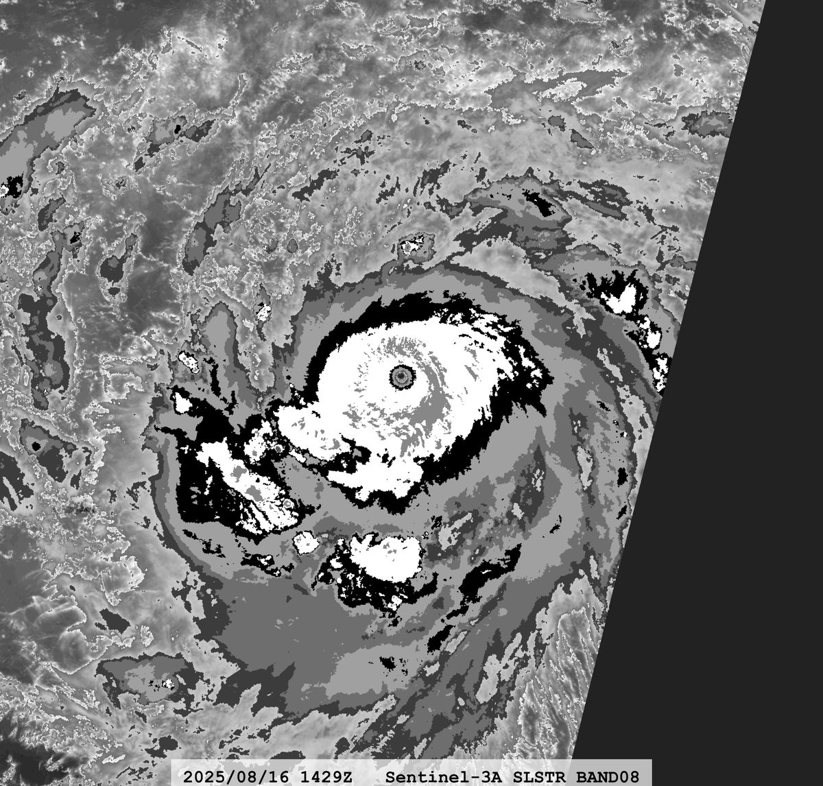 zeb199818's tweet photo. #05L Hurricane #ERIN
Satellite: #Sentinel3A #SLSTR
Channel :
#SLSTR S8 (10.854 µm) 1-km
Time : 2025/08/16 1429Z
Eye Temp : 25.68 °C
Data Source : Copernicus L1B
CPA : ~200 km https://t.co/AIMf6kq8nV
