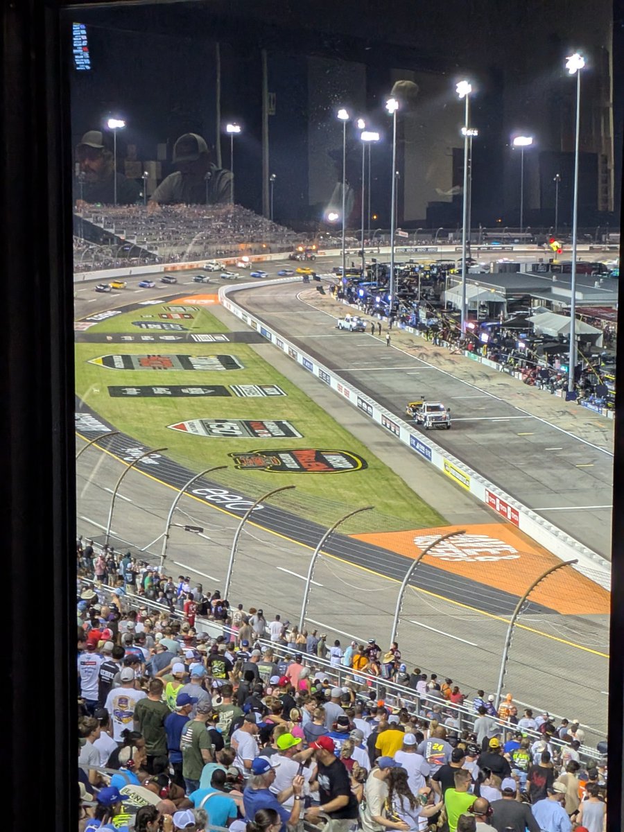 willwork4pnuts's tweet photo. Evening started off beautiful here at @RichmondRaceway , slowly turning into a wreck fest #CookOut400 https://t.co/uvuWH3AGu9