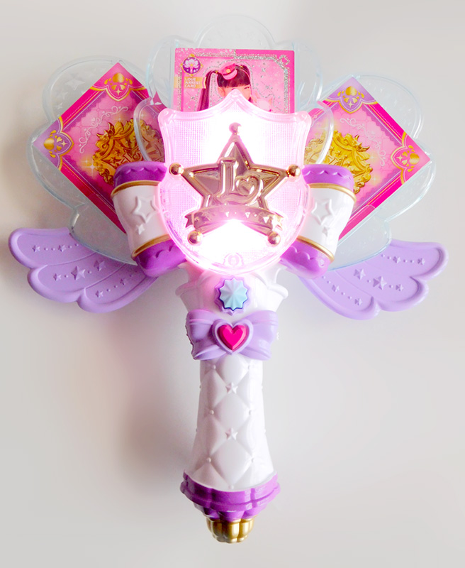 ラブパトウィングが作品終了後に一部アイドルファンの間でちょっと流行ってから、イベント参戦に使えるなりきり玩具が増えたよね…、、リズスタライトとか、ミューズタクトとかバズリウムカチューシャとか。玩具需要をキッズ以外にも広げる試みがあるように感じる。