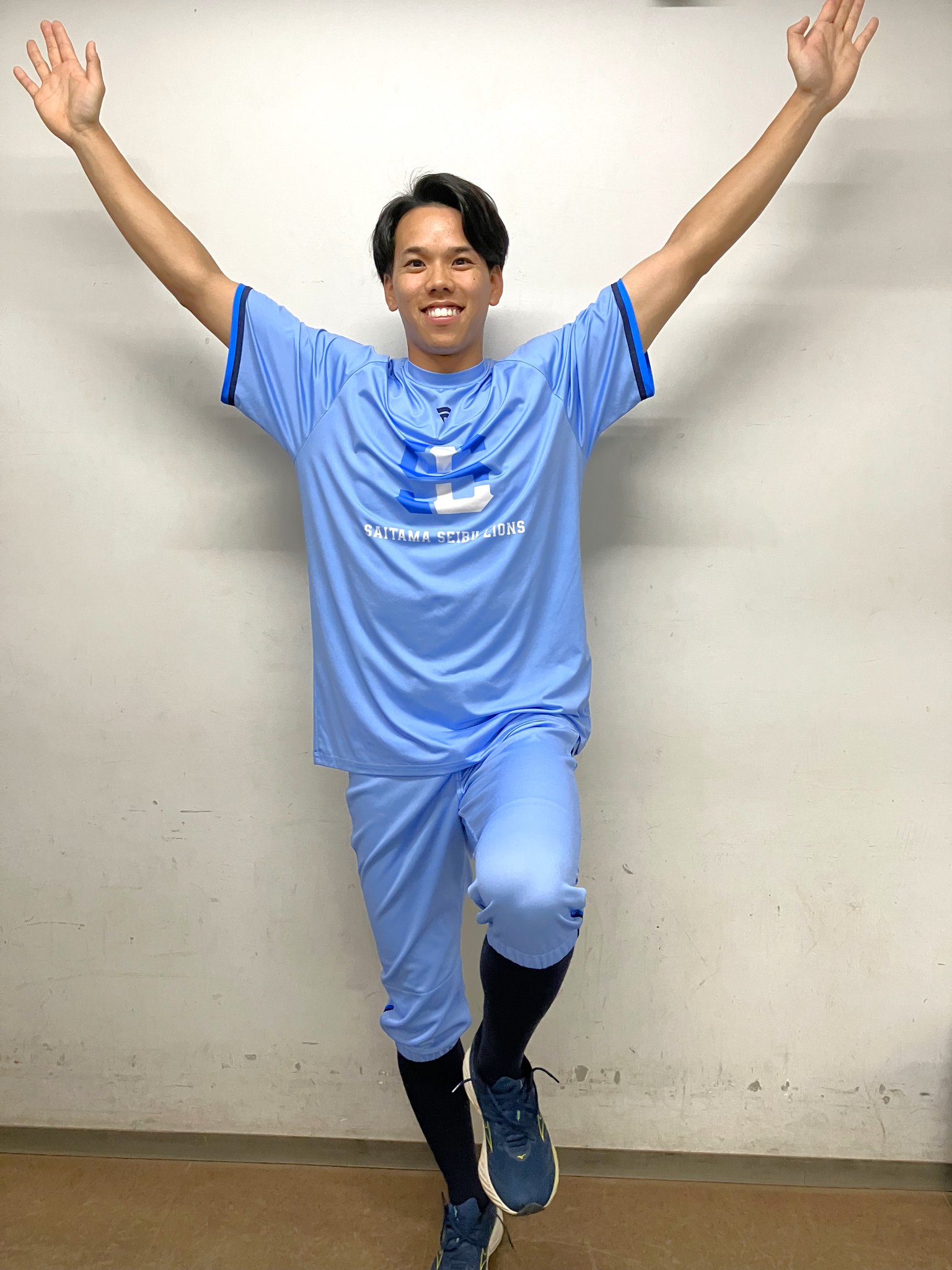 GyhEihSbwAAfjFd.jpg:large