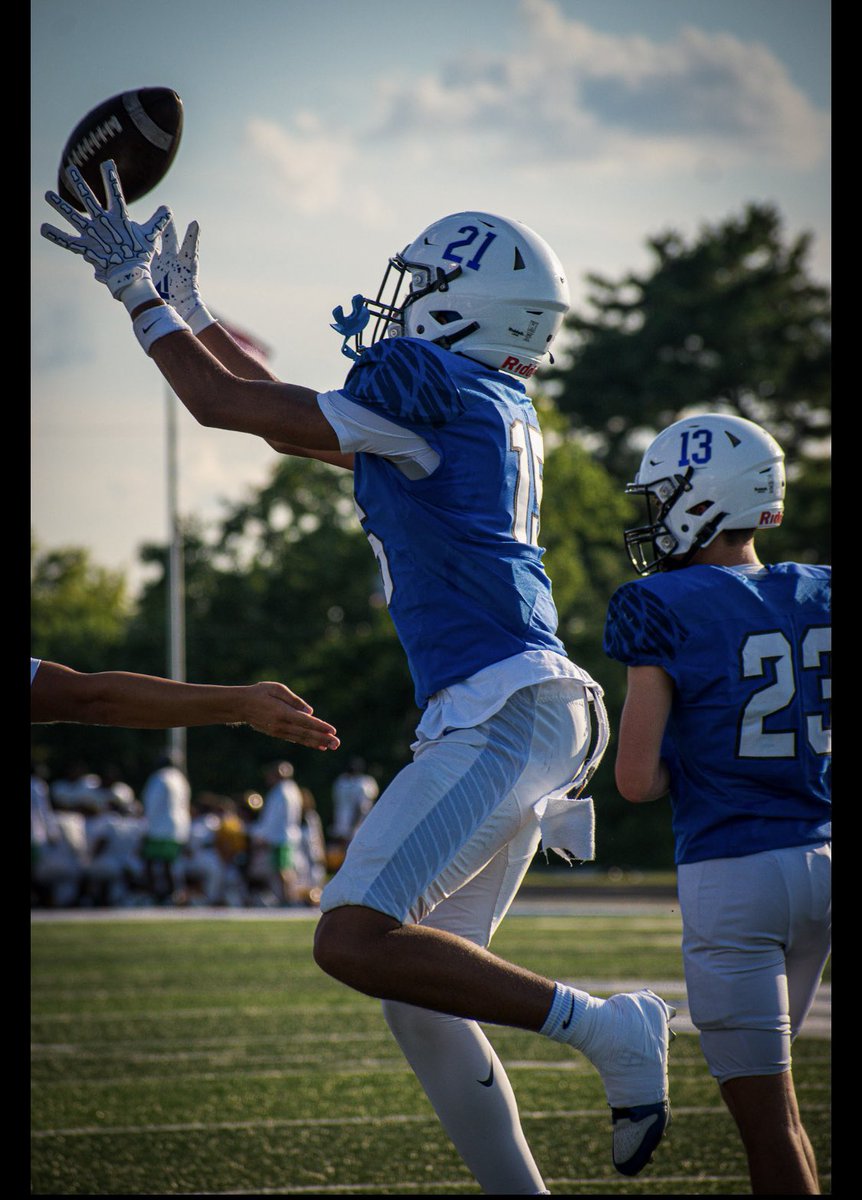 cornell_burbage's tweet photo. Sophomore season loading ……@JeremiahBurbage #LegacyContinue @IamJalenBurbage @Burb1 @Cox83Caleb @BigTimerCox @vincemarrow @tygeeleach @jokerphillips @michaelirvin88 https://t.co/UfzE9TmnCF