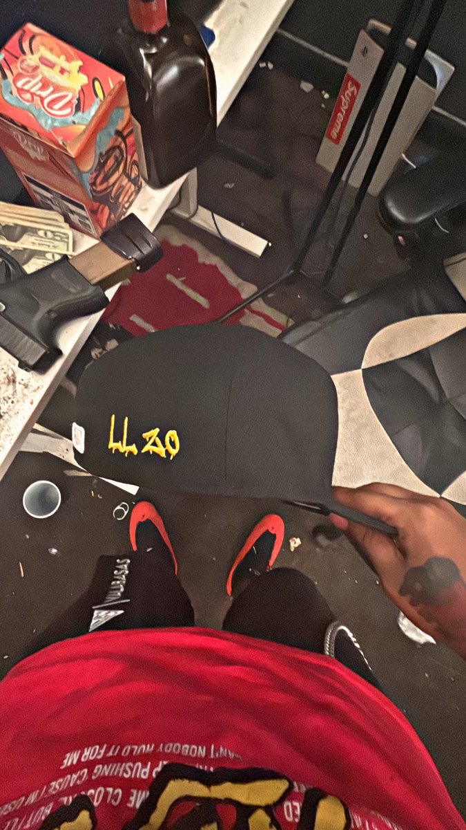 Lavo_800's tweet photo. Broke I Had to Fix it 👨🏾🔧I was down I Had to Risky 🎲 #LLZO https://t.co/lindVhEgES