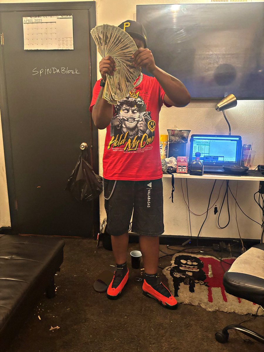 Lavo_800's tweet photo. Broke I Had to Fix it 👨🏾🔧I was down I Had to Risky 🎲 #LLZO https://t.co/lindVhEgES