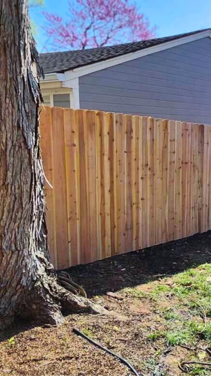 FenceSlagle's tweet image. Clearly defined boundaries with a clean, classic look. Our 6-foot privacy fences offer both security and a seamless addition to your home's exterior.

Explore our residential fencing options: SlagleFence.com
#SlagleFence #WoodFencing #PrivacySolutions #CurbAppeal
