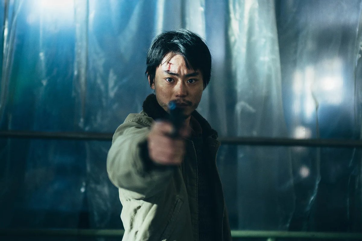 Assisti Cloud de Kiyoshi Kurosawa e não consigo parar de pensar sobre.

É um daqueles filmes como Red Rooms e Nightcrawler que mostra como a desconexão social é recompensada nesse sistema, especialmente por meio da internet.