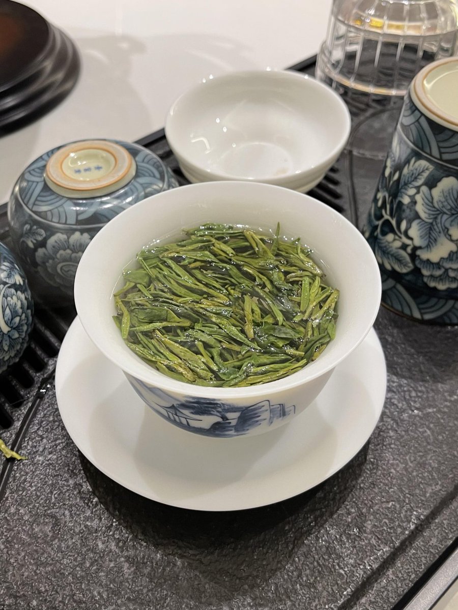 静かな風がそっと吹き抜ける中、一杯の清らかなお茶をゆっくり味わうと、まるで全てが静かで遠くへと広がっていくような感覚になります。
