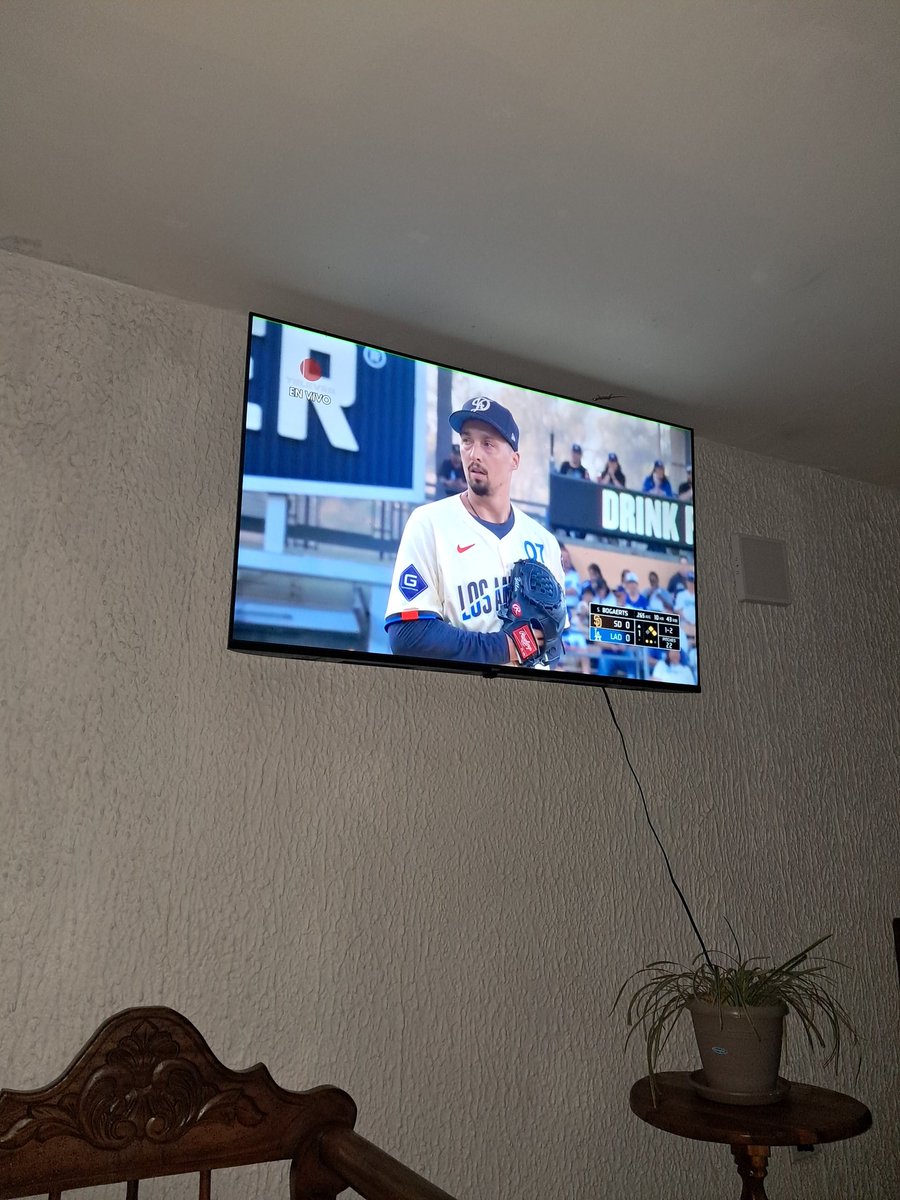 EngelberghC's tweet photo. @Canal_Televen @guillearcay @mrodoficial Saludos estrenando televisor 58" viendo la MLB por televen,  éxitos a ustedes. Desde maracay https://t.co/odkbCTddLt