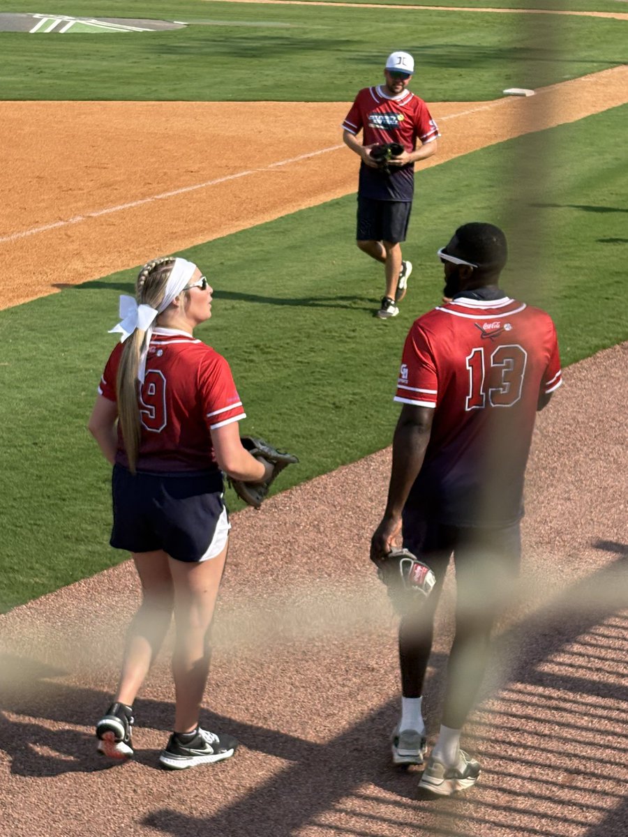 Look at these Hawks on the same team for the CelebritySoftball Tournament for the Dream Center! <a href="/kaylabeaverr/">kayla.beaverr</a>  AJ Merriweather <a href="/JMCSchools/">Jackson-Madison County Schools</a> #foreverahawk <a href="/SSHSHawks/">South Side High School</a>