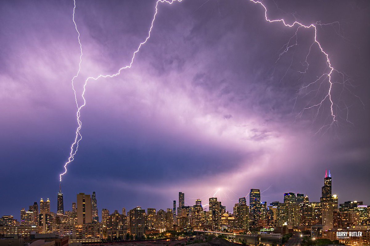 Saturday Is Alright For Lightning.  815pm this evening in Chicago.  #storm #weather #news #ilwx #chicago