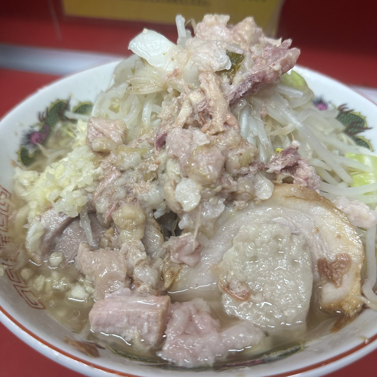 ラーメン二郎 湘南藤沢店（7/13）

ラーメン 半分
🗣️ﾆﾝﾆｸ,ｱﾌﾞﾗ

ワシモチ平打ち太麺は小麦の香りに旨味も感じられる🌾
柔らかすぎず硬すぎない食感👍🏻

豚出汁の旨味にカエシもしっかり効いた非乳化スープ旨い🐖
甘みも感じられ醤油感が良き🤤

柔らか豚は脂身も適度に👌🏻

最高に美味しかった🌟