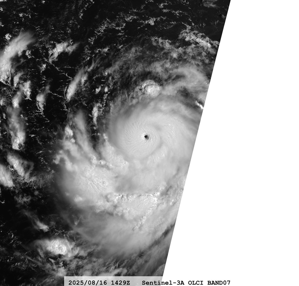 zeb199818's tweet photo. #05L Hurricane #ERIN
Satellite: #Sentinel3A #OLCI
Channel :
#OLCI S7 (0.620 µm) 300-m
Time : 2025/08/16 1429Z
Data Source : Copernicus L1B
CPA : ~200 km https://t.co/RonMabTj8E