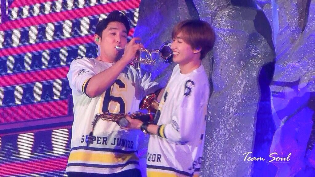 SJ_Hyuknyn's tweet image. SS6って思い出いっぱい
人生初めてのライブで大阪行ってエルサのステージで突然暗転してからのヒニムスパショのグッズ持ってアスカで登場は会場本気で揺れてた

#SUPERJUNIOR #SUPERSHOW6 #SS6