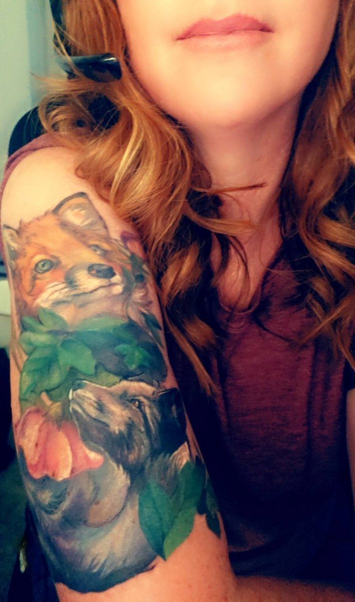 Part 2 of fox sleeve completed yesterday (the red fox was done in March). Love this artist so much, she is phenomenal. Wolves up next.