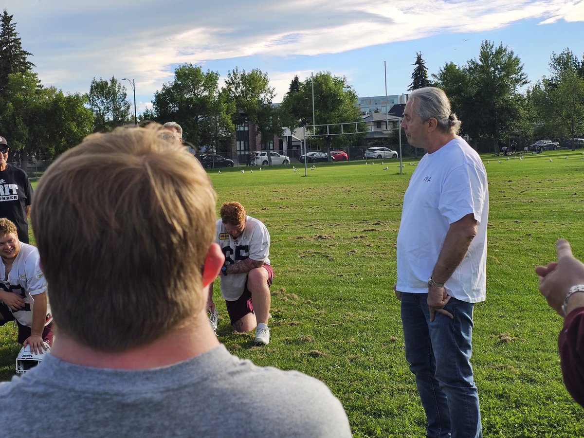 Best there is...
Best there was...
and the best there ever will be!

Thank you to the legend @Brethart for stopping by our walk through in Calgary and saying a few words of inspiration as the team gets ready to face the Colts tomorrow.