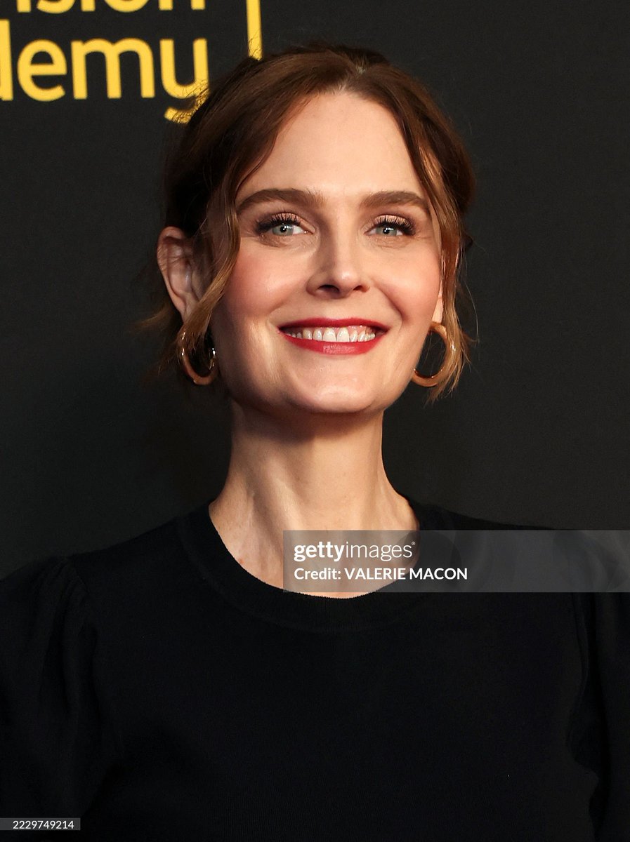 sasha alexander and emily deschanel are the most adorable humans