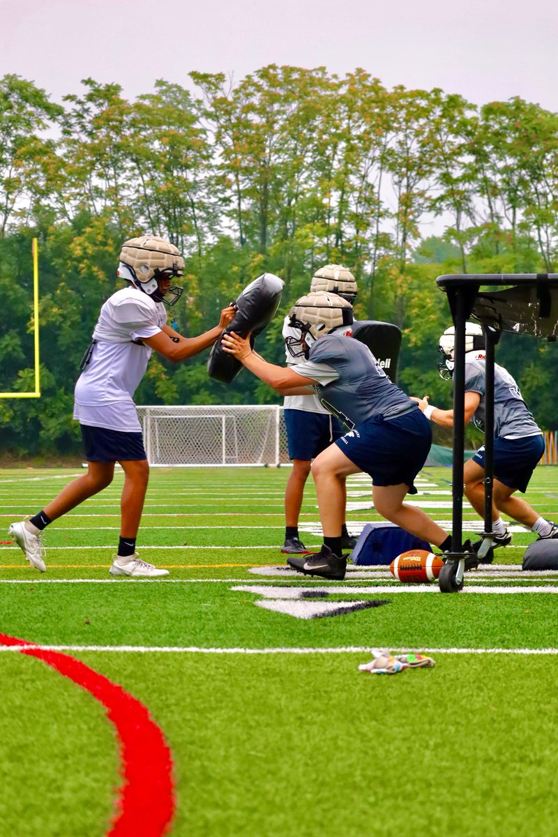 Eli_Rodas_11's tweet photo. Freshman szn I’m coming for you! #breakoutszn #highschool https://t.co/cODQ04BYFD