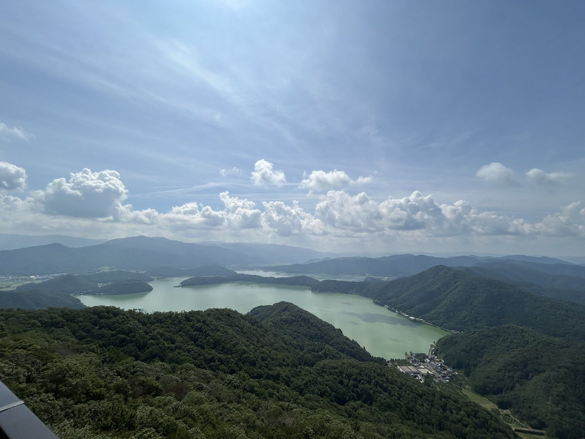 BOUR_BOOON's tweet photo. おはよーございます
只今気温32℃

暑さも吹き飛ぶ
絶景です🤗

#イマソラ
#上を向いて歩こう
#お盆最終日😭 https://t.co/kuYCWKKKTw
