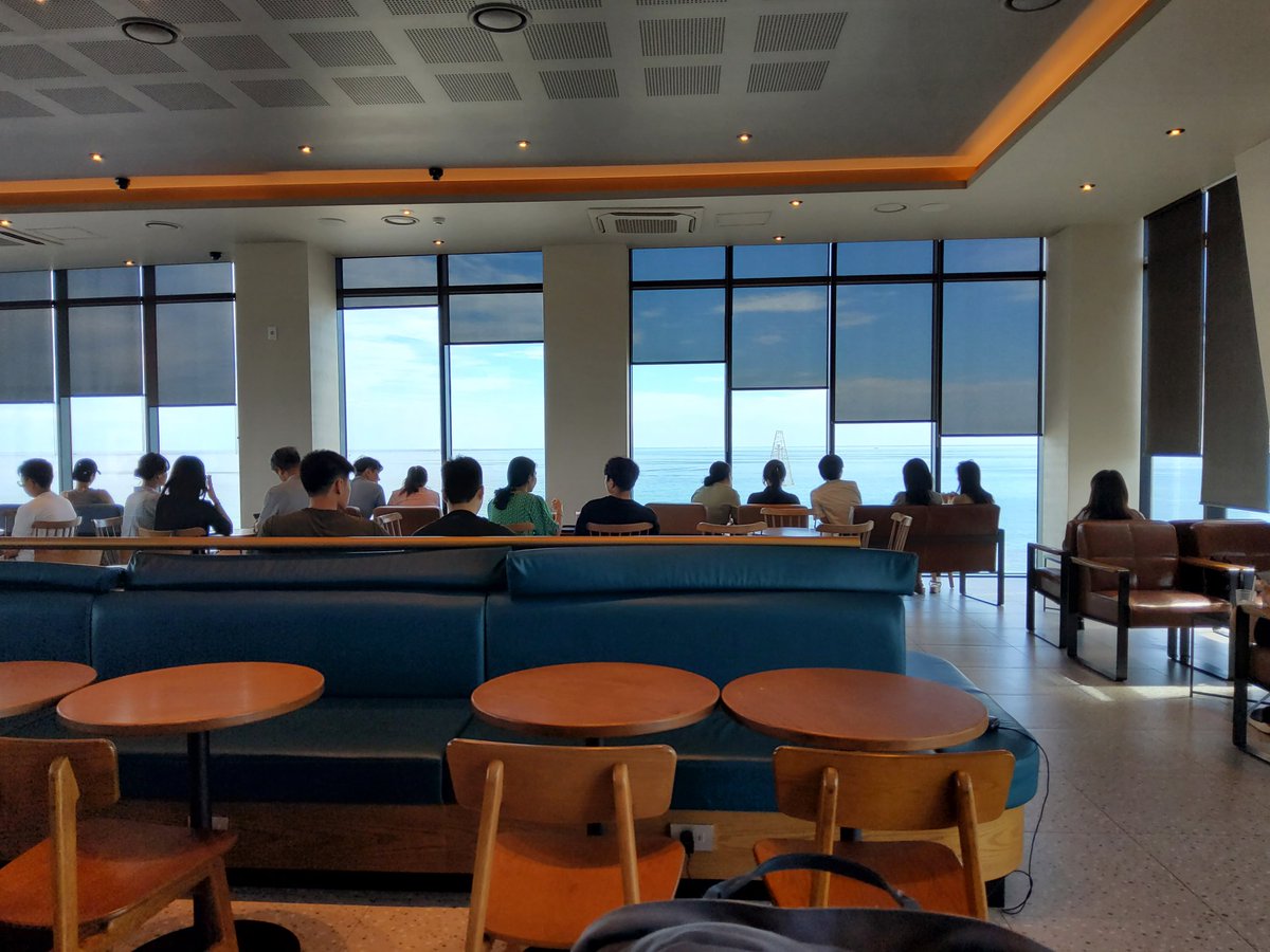 강릉여행 옴.
안목 보사노바 먼저 들렀다가, 경포대 근처 스벅으로 이동.
두 번째 방문이지만, 뷰 진짜 좋다.
그리고 스벅이 짱이다.🇺🇲🇰🇷