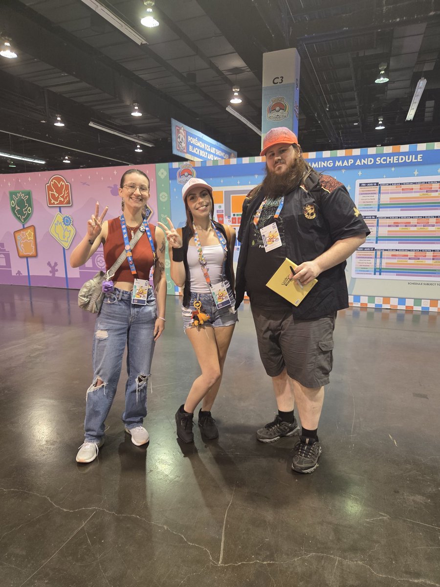 MatWithOneT55's tweet image. Great time meeting these 2 great ladies! Thank you for the picture and signing my cards! @itswhimszy @sunniettv