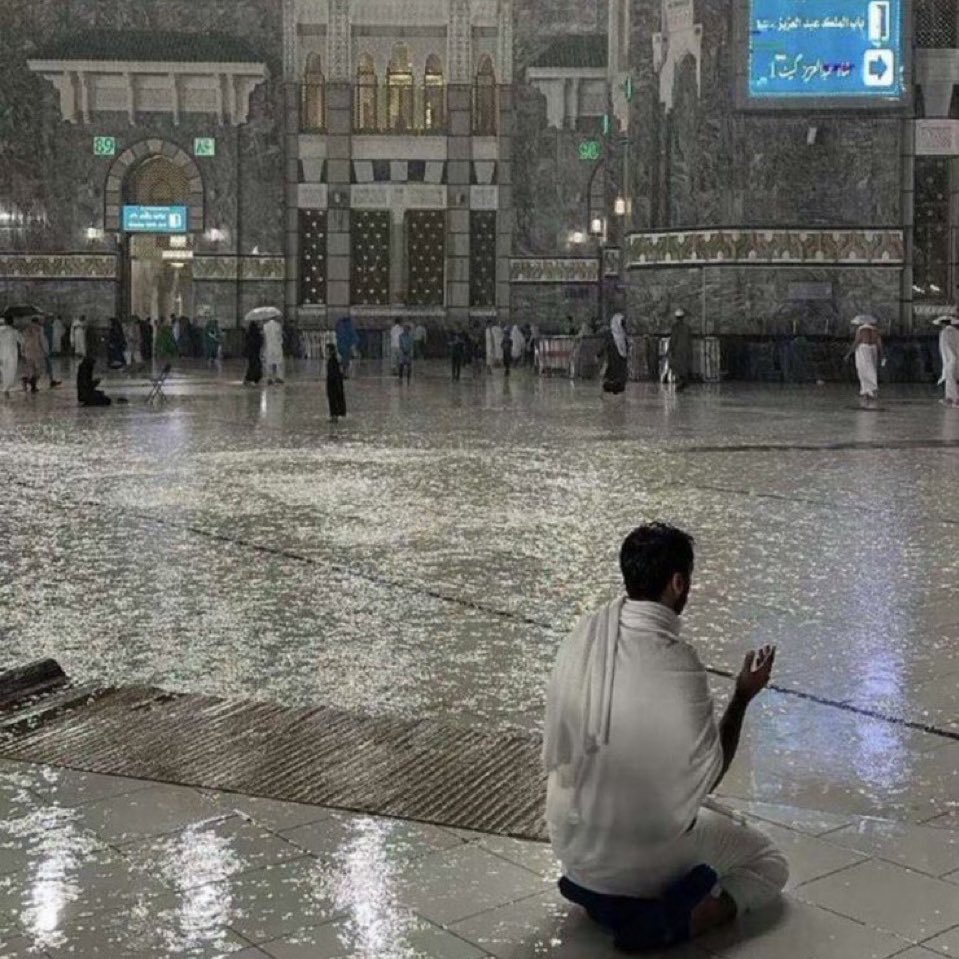 يارب وآن جآتك الدعوات مكسوره
آفرد جناح الرّضى وآجبر خواطرنا

ٰ
كشّر علينآ الزمان وزآد في جوره
وحنّآ إنكسرنا ولا غيرك  بـ يجبرنا